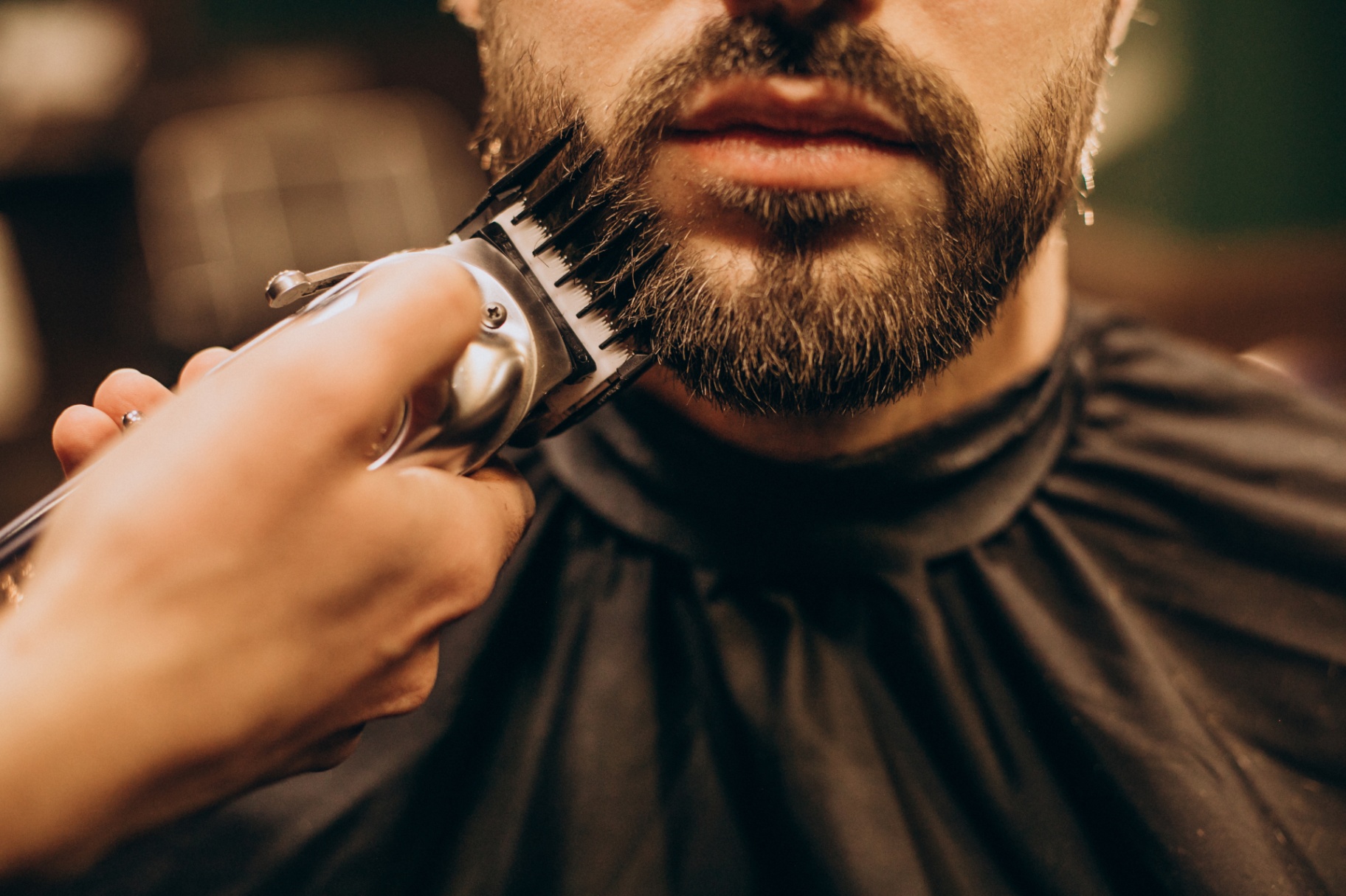 Aparo de barba com máquina